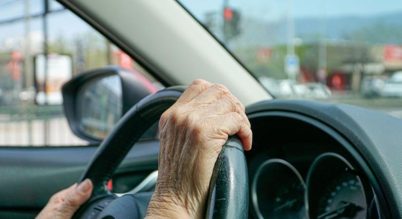 Fontos döntést hoztak az idősek jogosítványáról, íme a részletek