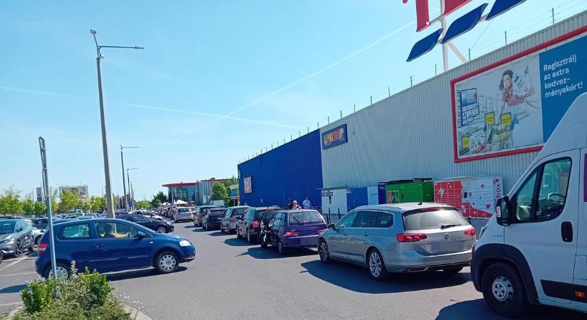Megrohamozták a győri Tescot a vásárlók