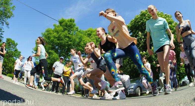 Rekordszámú résztvevő: futott Heves és a környék apraja-nagyja – fotóalbummal