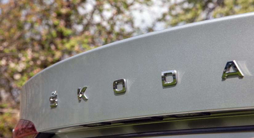 Óriási menetelésben a Skoda: elképesztő, hány ilyen kocsit adnak el, Magyarországon is tarolhatnak