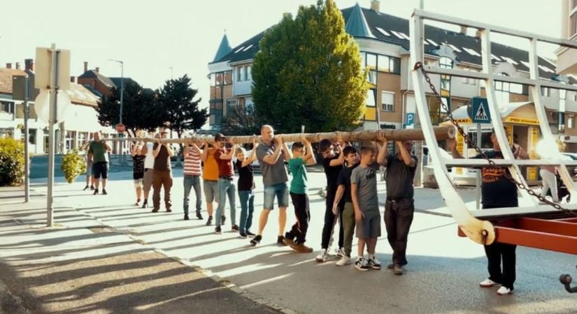 Videón mutatjuk hogyan állítottak májusfát a legények Kapuváron