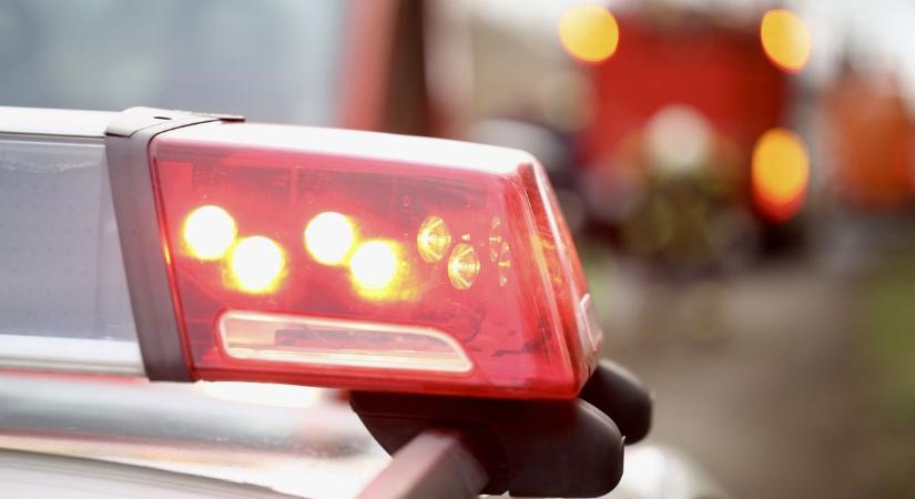 Árokba borult egy traktor a pótkocsival együtt