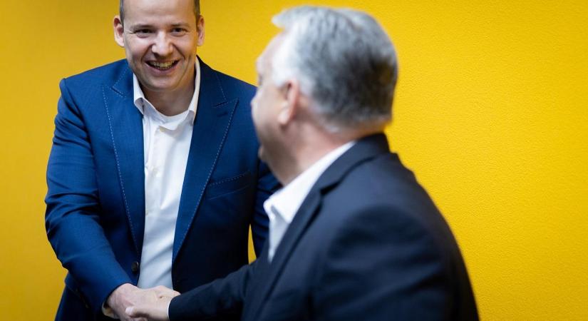 Mosolyogva fogott kezet Orbán Viktor Toroczkai Lászlóval az MTVA épületében