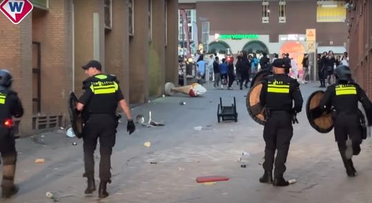 Lovasrendőrökkel oszlatták a zavargó rivális bandákat egy hollandiai üdülőhelyen – videó