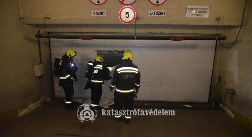 Tragédia Újbudán: tűz ütött ki egy mélygarázsban, ahol egy holttestet is találtak a tűzoltók