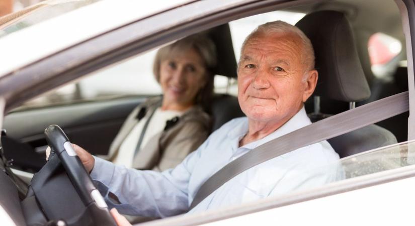 Ijesztően sok balesetet okoznak az utakon a 65 év felettiek, így próbálnák megelőzni őket