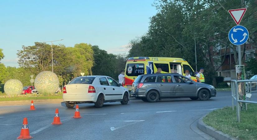Két autó karambolozott Szolnokon, elzárják a forgalmas útszakaszt