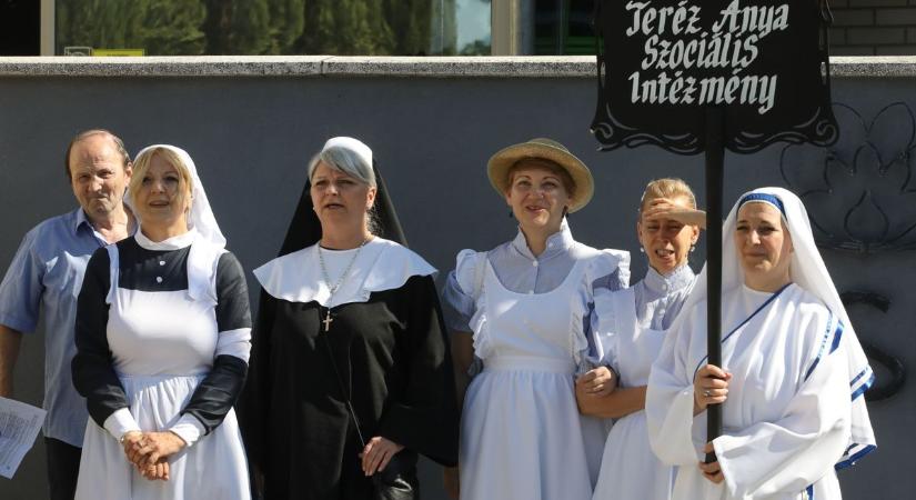 Hogy kerül az apáca a flaszterre? Múltban jártak a jelenben (galéria, videó)