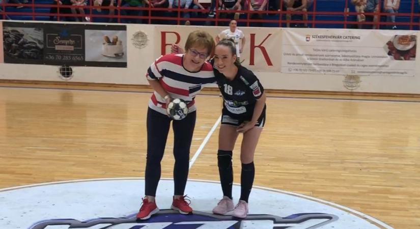 Megható anyák napi köszöntés a pályán – videóval