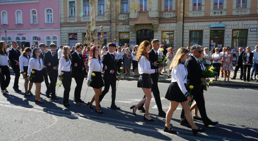 A polgármester és a miniszter is szólt a tapolcai ballagókhoz május 1-én