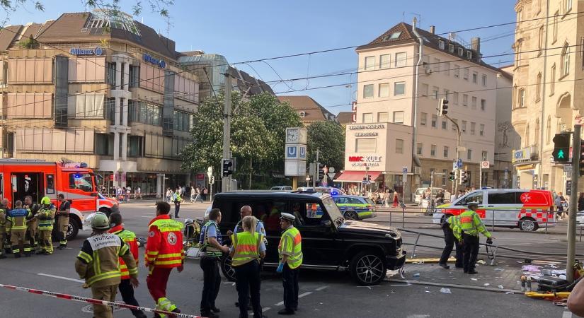 Gyalogosok közé hajtott egy terepjáró Stuttgartban - megrázó részletek
