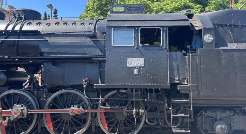 Füstfelhőben érkezett a Bivaly, összefogtak egy új tűzoltóautóért