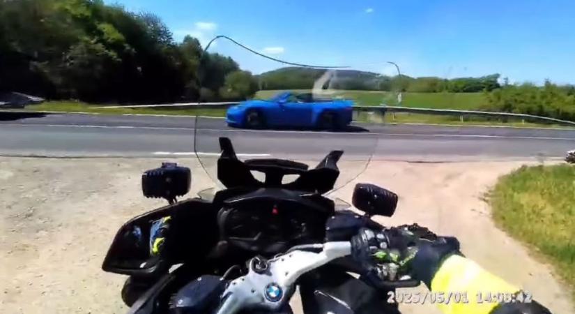 Videón - Így kapcsolta le a sportautót a motoros rendőr