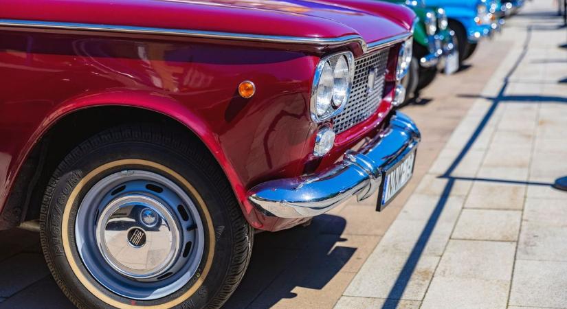 Alig hittünk a szemünknek: Oldtimer csodajárgány gurult be Hajdúszoboszlóra! – fotóval, videóval!