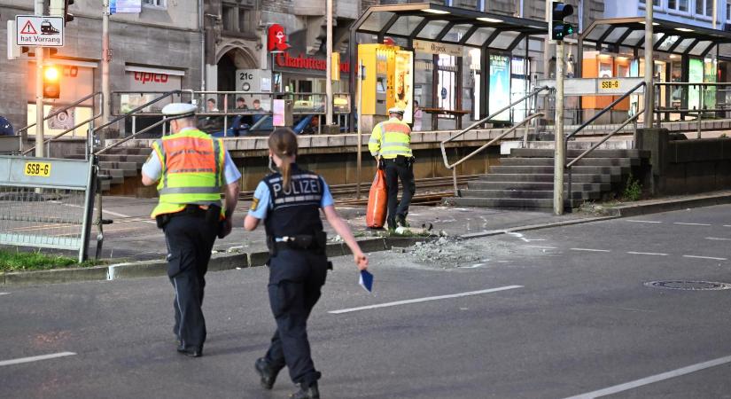 Egy ember meghalt, többen megsérültek, amikor villamosmegállóba hajtott egy autó Stuttgartban