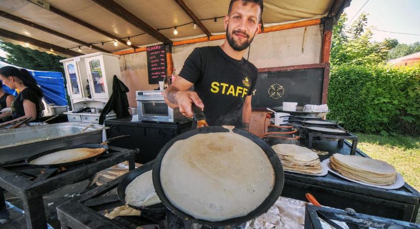 Rekord méretű rakott palacsintát készítettek a Balaton-parton (veol.hu)