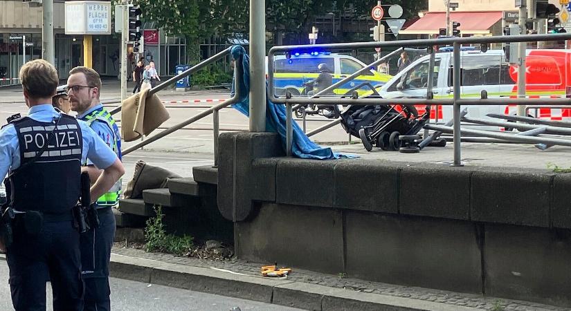 Járókelők közé hajtott egy autó Németországban, többen megsérültek
