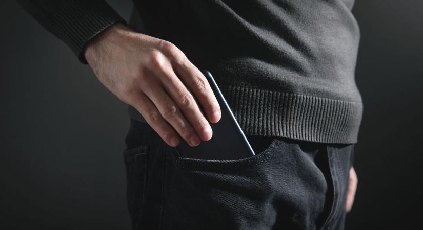 A legrosszabb pillanatban csúszott ki a férfi zsebéből a mobiltelefon, már semmit sem tehetett