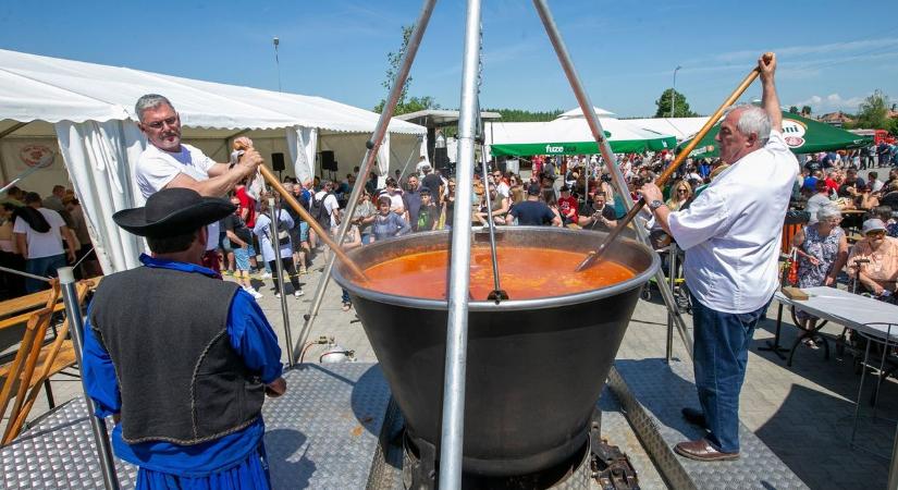 Pacalpörkölttel írtunk történelmet – óriásbográcsban született Guinness-rekord (fotók)