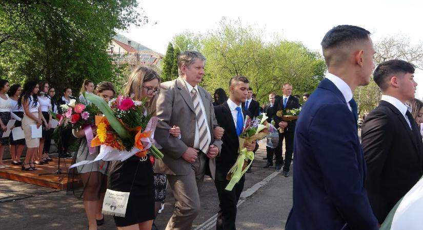 Ennyi pénzt adnak a magyarok a ballagásra, zavarbaejtő az összeg