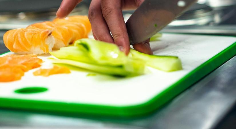 Melyik a jobb: a fa vagy a műanyag vágódeszka?