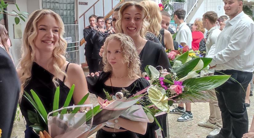 Harangszóra kezdődött a Gregus ballagása