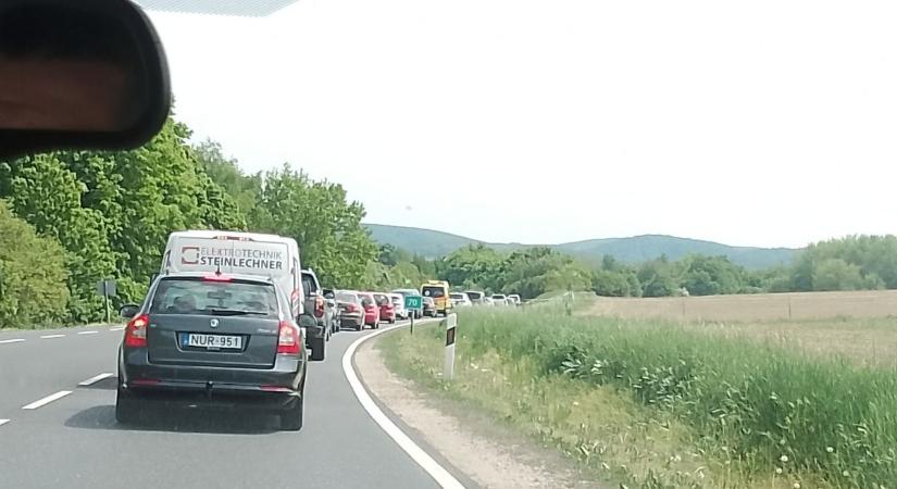 Árokba borult egy autó a 8-as főúton - fotó