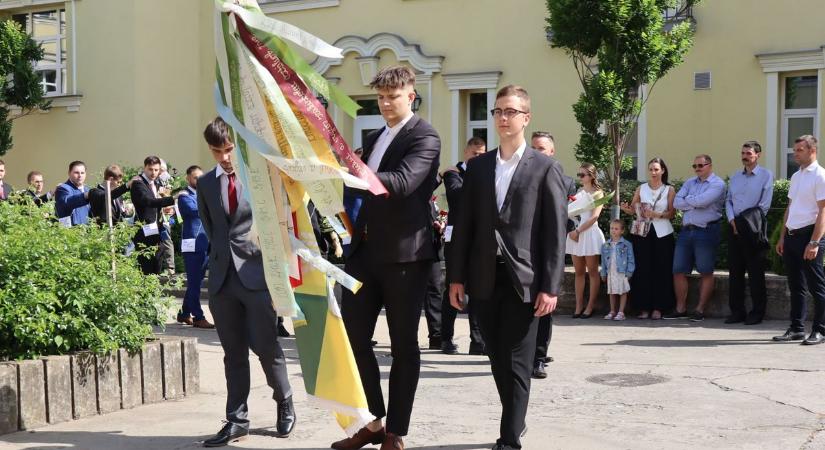 Virágcsokrok, mosolyok és könnyek – így búcsúztak a Galamb-iskola végzősei – galériával, videóval