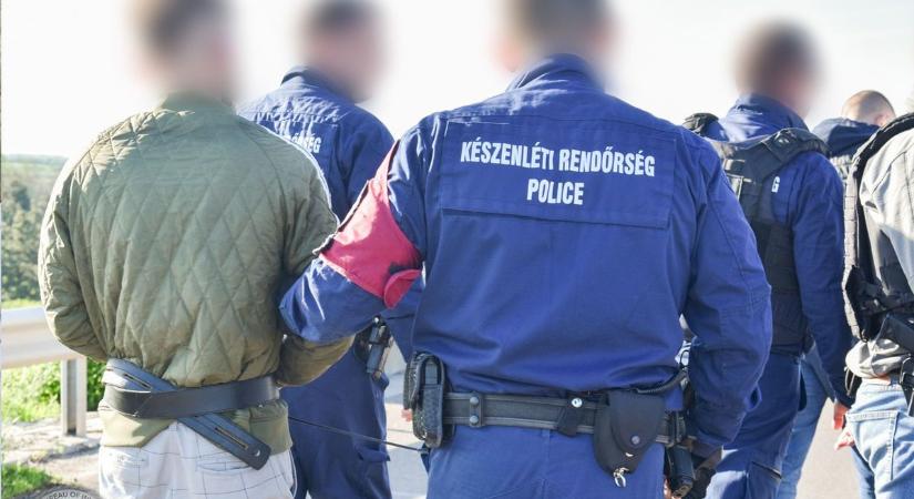 Forgalommal szemben száguldoztak a rendőröknek hajtó bűnözők, akik nőket kényszerítettek prostitúcióra