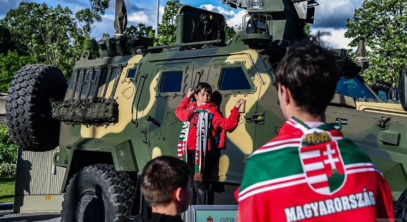 Harci járművek fogadták a Loki szurkolóit – videóval