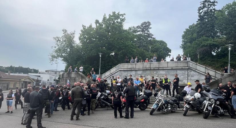 Pozsonyban koszorúzott a putyinpárti motorosbanda, az Éjjeli Farkasok