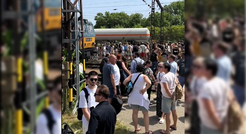 Lerobbant a balatoni Intercity, leszállították az utasokat – elképesztő késések
