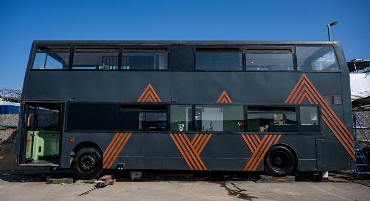 Lessen be ön is ebbe a luxusapartmantként újjászületett emeletes buszba!