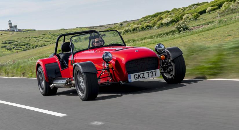 Csővázas gokart, tűzpiros Porsche és titkos Mercedes versenyautó is autóztat majd a Parkoló Parádén!
