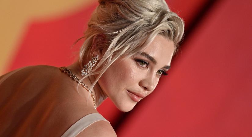 Florence Pugh a kamera előtt és a vörös szőnyegen sem szégyenlős