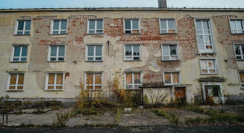 Mára szinte szétrohadt az egykori iskola, de elfelejtett valami különöset az utolsó, aki távozott