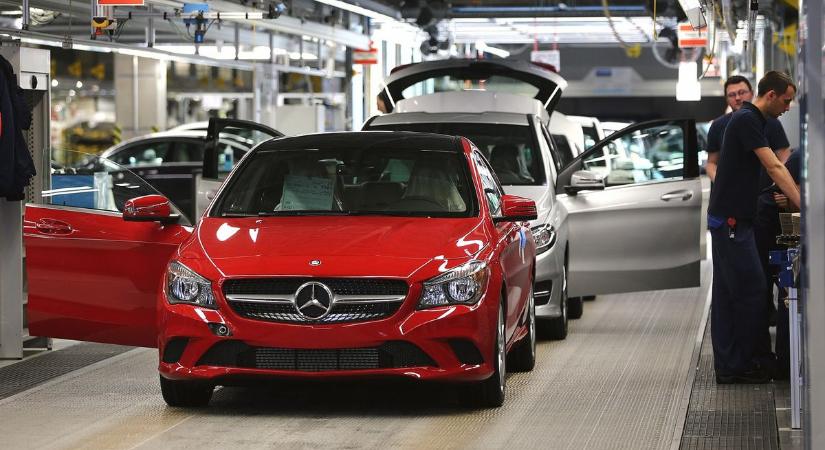A magyar munkások mellett döntött a Mercedes, Batman autója tűnt fel Kecskeméten