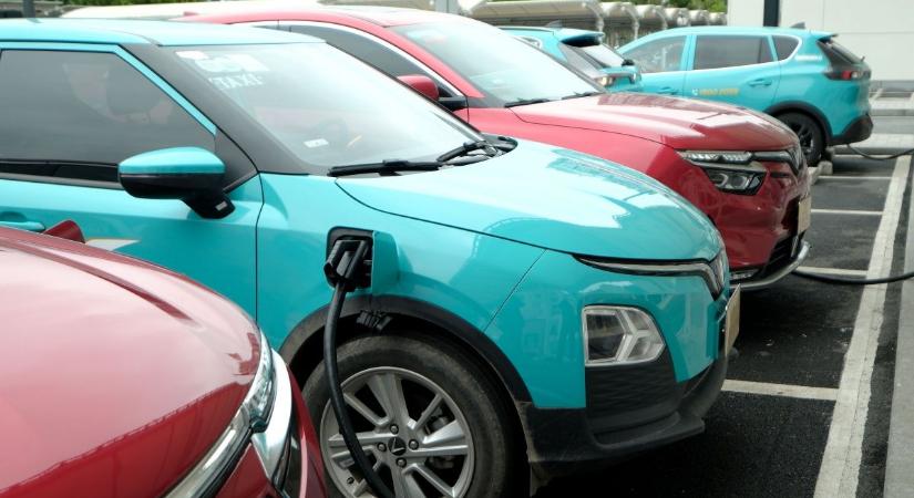 Így állunk elektromos autózásban a szomszédos országokhoz képest – mutatjuk a számokat