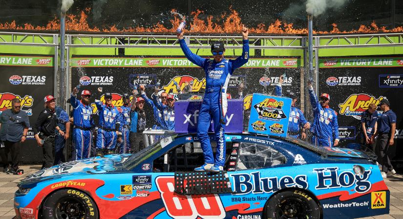 NASCAR: Két hosszabbítás után győzött a „szuperhelyettes” Kyle Larson Texasban