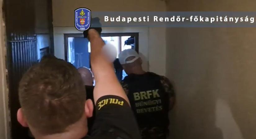 Videón, ahogy az izompacsirta tetkós rendőr elkap egy bűnözőt