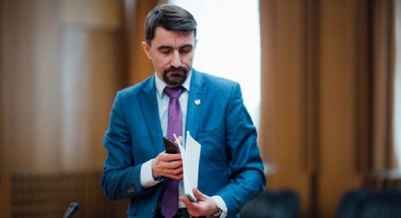 Turos Lóránd szenátor arra szavazott, aki tiszteli a magyarokat