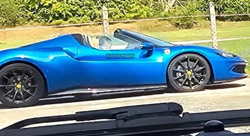 Hadházy szerint Ferrariban fotózták Mészáros Lőrincet, képet is tett ki róla