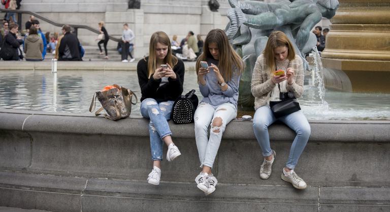 A saját diktatúránkban élünk, örömforrásunkká váltak a képernyők