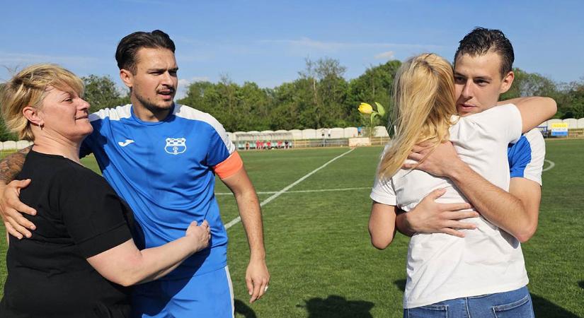 Édesanyjuk kíséretében léptek pályára a hajdúnánási focisták