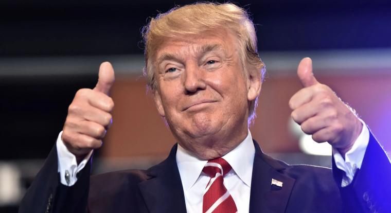 „Az internetes emberek a seggemet nyalják” – mondta Trump az alabamai diákok előtt