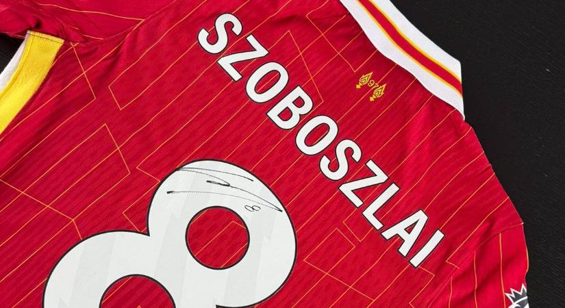 Szoboszlai Dominik aláírt mezét is licitre bocsátották egy súlyosan beteg kisfiú gyógyulásáért