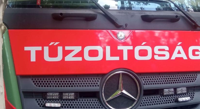 Rettenetes: utasokkal a fedélzeten gyulladt fel a busz Füzesabonyban, a mentők is a helyszínen