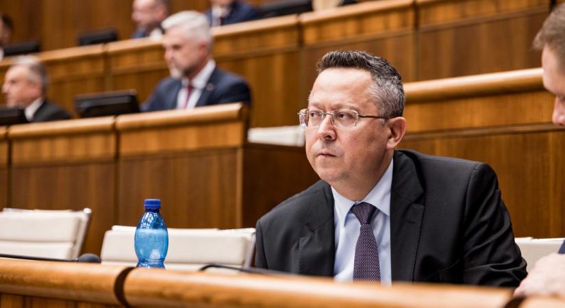 A pénzügyminiszter kitart a tranzakciós adó fenntartása mellett