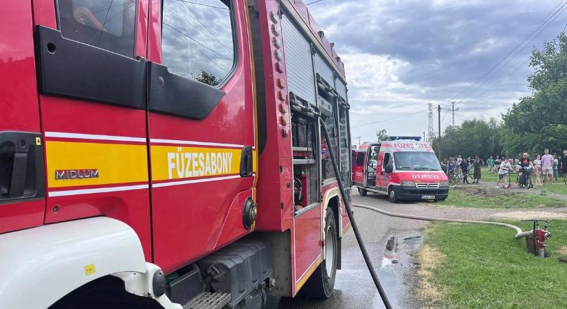 Kigyulladt egy busz Füzesabonynál, mentő is érkezett a helyszínre  fotók