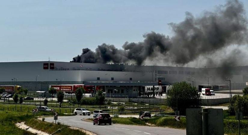 Kiderült, mitől kaphatott lángra a Penny logisztikai központja